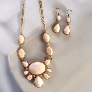Kohl's Cream Necklace with Elegant Fan Design